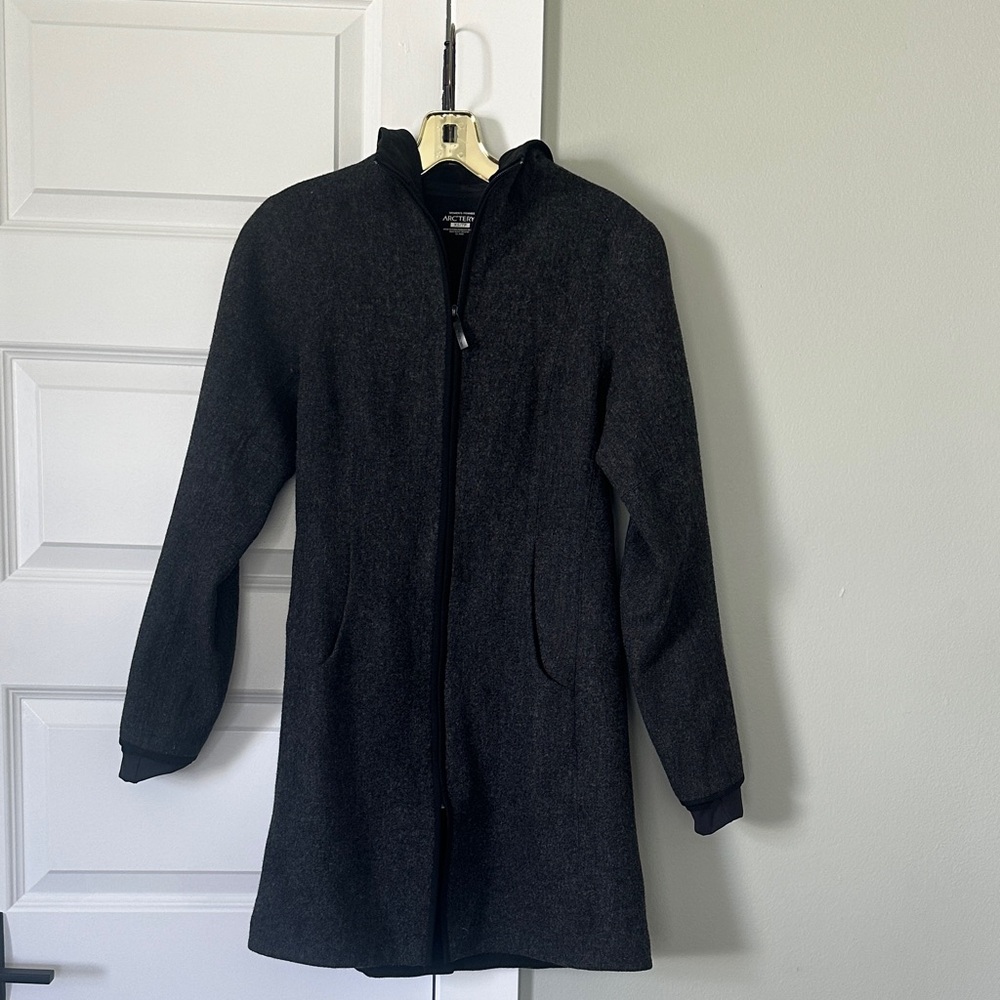 Arc’teryx Lanea Hooded Wool Midi Coat Dark Gray Women’s Size XS Slim Fit